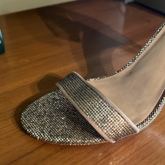 4. Mix No 6 Gold Heels, Size 8.5 - Picture 4 of 15